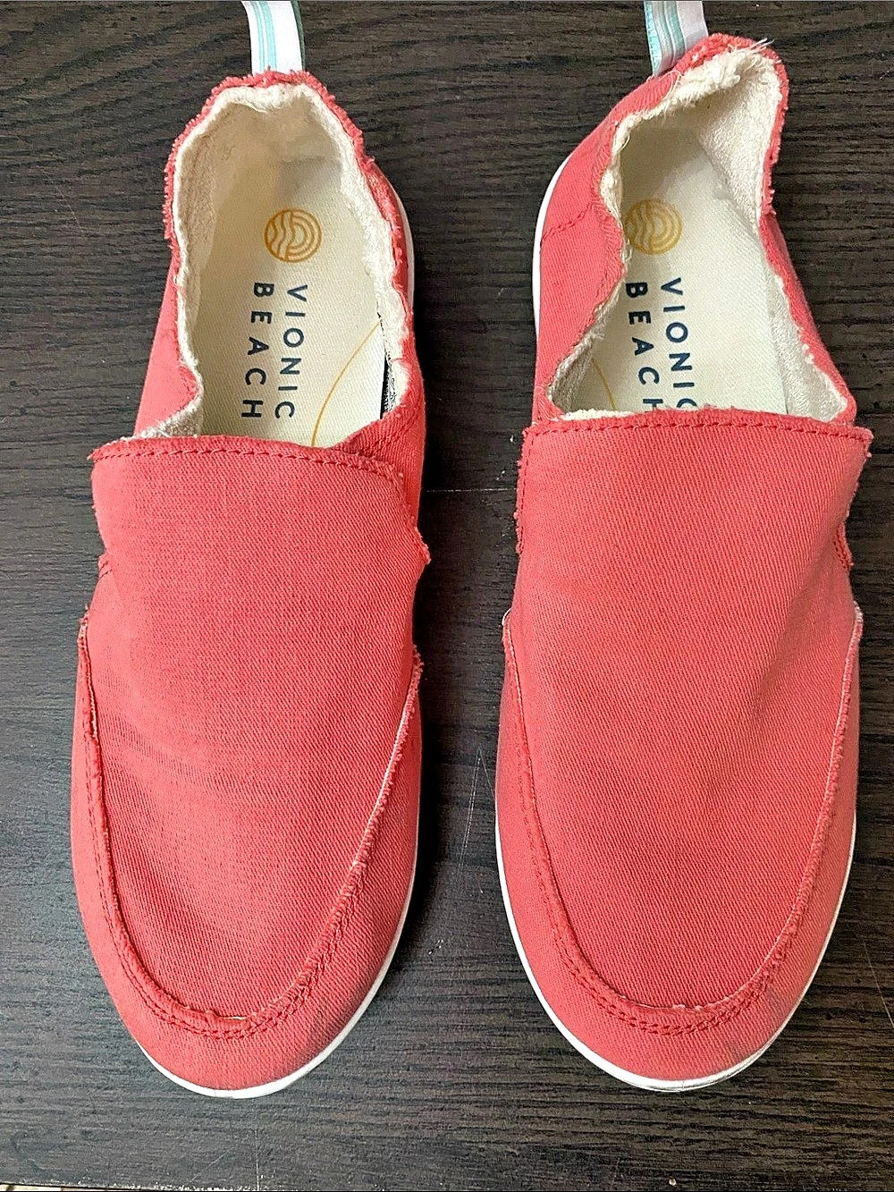 Vionic Beach Canvas Slip-On Sneakers in Coral US 8